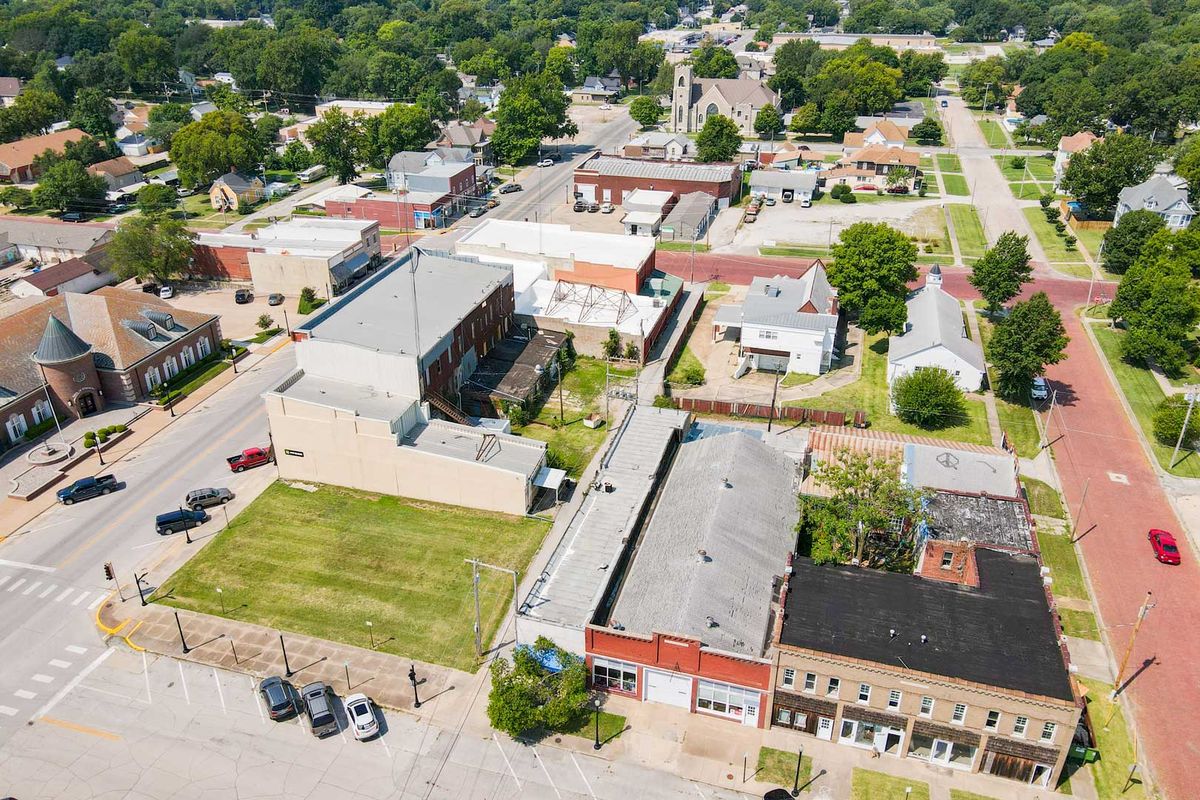 13 N. Grant Ave., CHANUTE, KS 66720 - McCurdy | Real Estate &amp; Auction